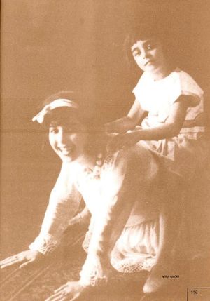 فاطمة رشدي مع ابنتها.jpg