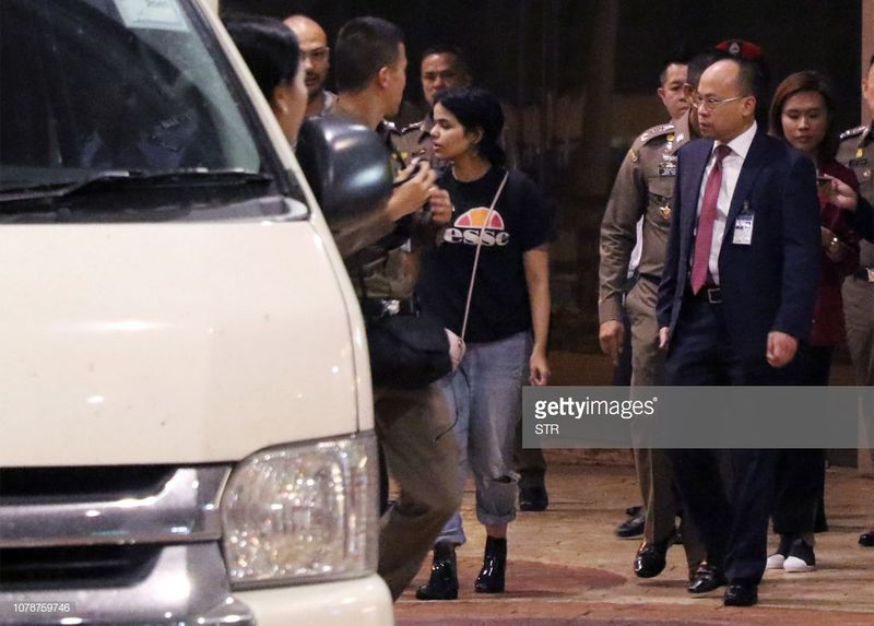 ملف:رهف محمد القنون خلال مغادرتها مطار بانكوك في 7 يناير 2019 1.jpg